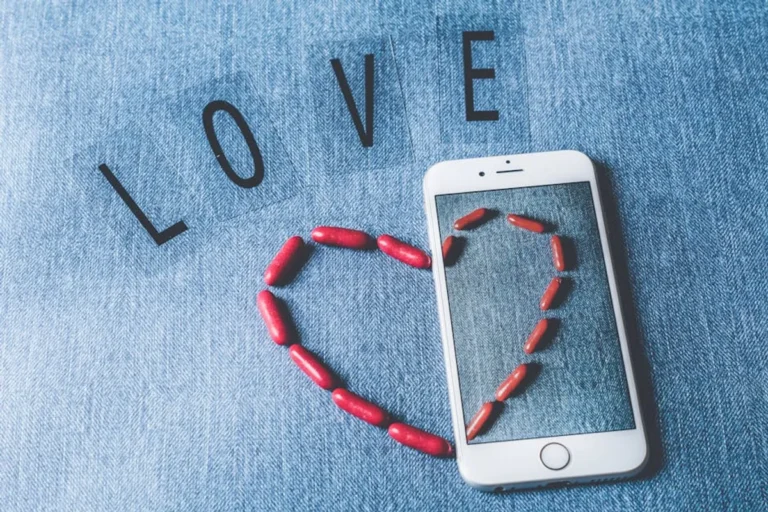 What Does a White Heart Mean? Emoji Meaning Explained